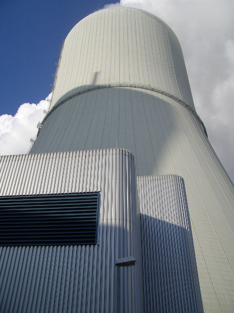 fertige Kraftwerksanlage Kuehlturm mit Pumpenhaus.jpg